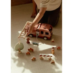 Voertuigen></noscript> Little Dutch brandweerwagen met pegdolls fsc