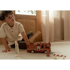 Voertuigen></noscript> Little Dutch brandweerwagen met pegdolls fsc